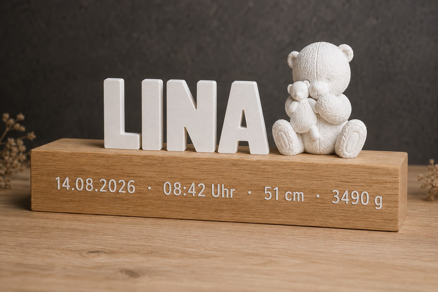 Personalisiertes Namensschild aus Holz mit weißen 3D-gedruckten Buchstaben und Bärenfigur